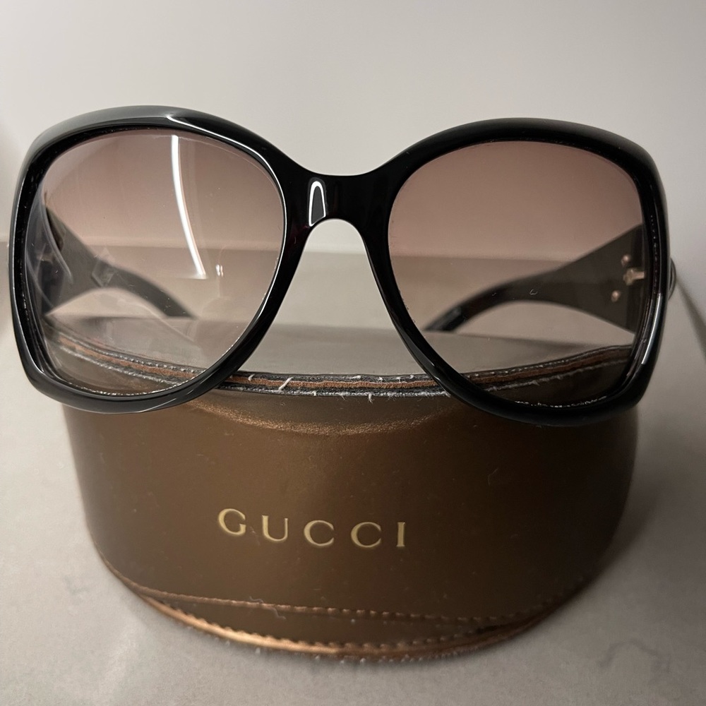 Gucci Women's Sunglasses with Black Frame and Brown Lenses